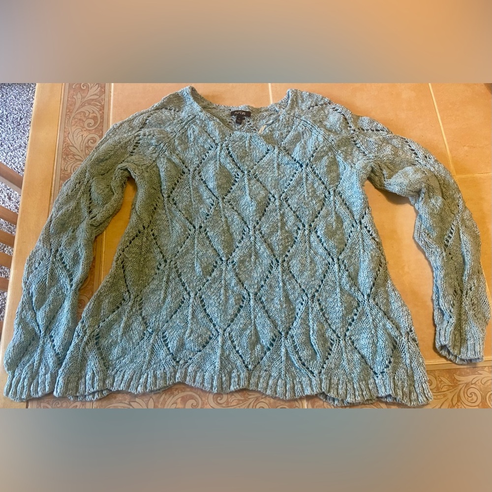 LADIES SIZE MEDIUM LIGHTER WEIGHT SWEATER FROM APT9 IN VERY VERY GOOD CONDITION